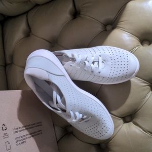 Clarks ladies leather sneakers NWT